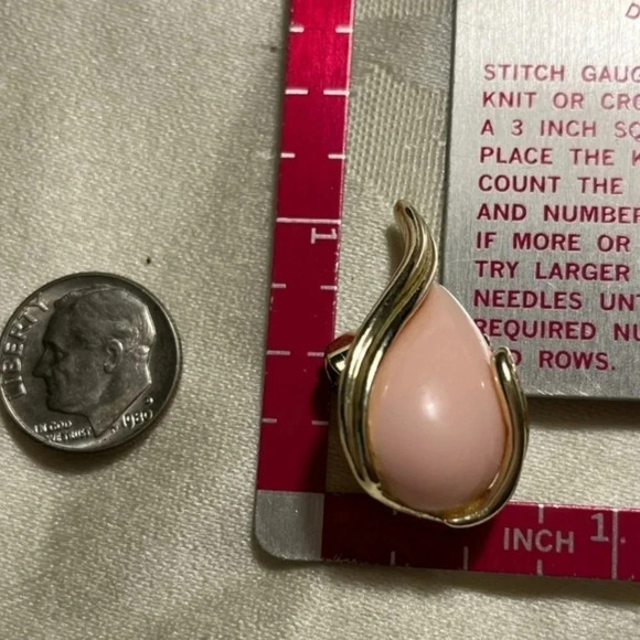 GOLD PLATED PINK LUCITE VINTAGE CLIP-ON WOMENS EARRINGS - Picture 3 of 5